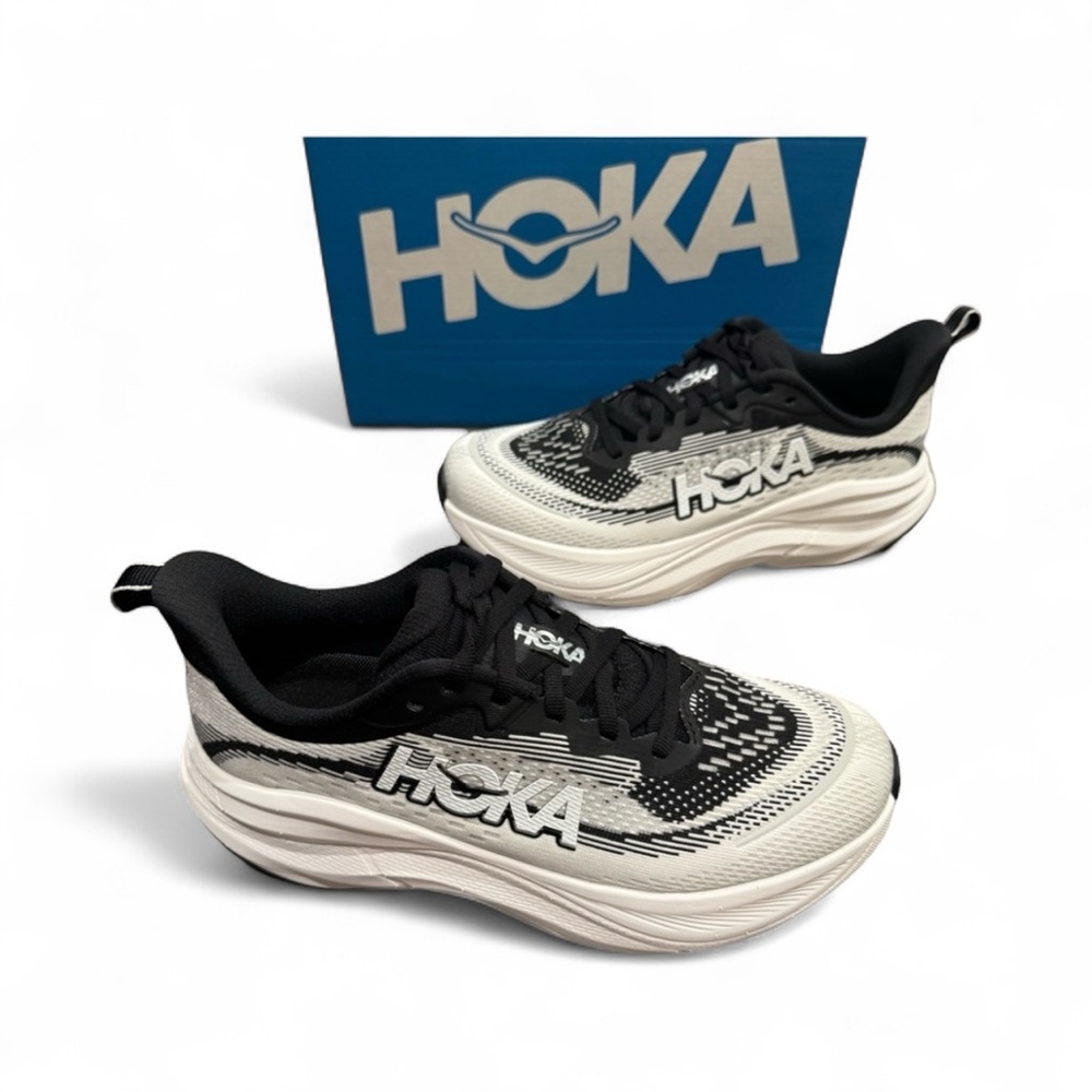 Hoka Women's Skyflow Black /White size 9B